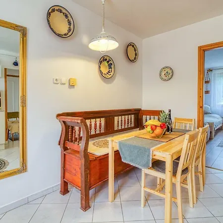 Apartment Voelgyfuerdo Apartman
